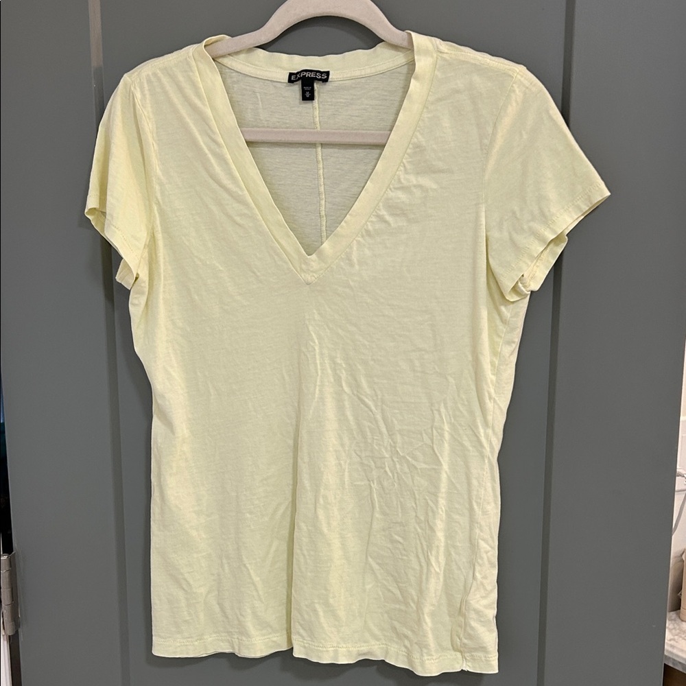 EXPRESS Light Yellow V-Neck Tee Size Medium
